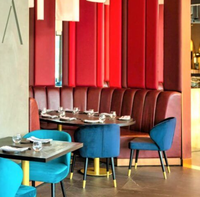 Ensemble de meubles de style nordique pour café : table en bois avec chaises en tissu violet pour café, salon de thé, restaurant