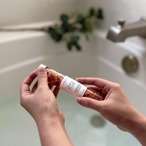 Sal <span class=keywords><strong>de</strong></span> <span class=keywords><strong>Baño</strong></span> Rosa del Himalaya con Flores Secas en Forma <span class=keywords><strong>de</strong></span> Cristal en Envase <span class=keywords><strong>de</strong></span> Tubo para Venta Transfronteriza - Product Image 4