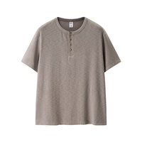 Vêtements pour hommes Jiezhan |   T-shirt en coton à col Henry style Old Money, manches courtes, nouvelle collection Printemps/Été 2026, style décontracté et ample