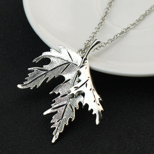 Collier pour femme avec pendentif feuille d'hiver personnalisé et créatif, petit cadeau d'accessoire pour les <span class=keywords><strong>amis</strong></span> lors des fêtes de fin d'année - Product Image 5