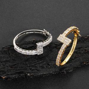 Vente en gros ODM Bracelet manchette multi-formes pavé de moissanite en grappe, finition PVD or véritable, argent sterling 925, style streetwear urbain - Product Image 3
