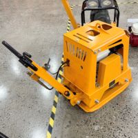 Compacteur à plaque vibrante thermique 5,5 CV, force d'excitation 30 KN, pour la construction routière et le compactage de sols et d'asphalte