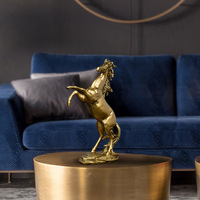 Sculpture de cheval de luxe léger, figurine artistique en résine époxy pour cadeaux de nouvelle maison et décoration de salon