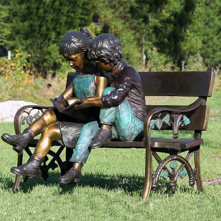 สวนกลางแจ้งตกแต่งบรอนซ์เด็กอ่านหนังสือนั่งอยู่บนม้านั่งประติมากรรมเด็กชายและเด็กหญิงอ่านรูปปั้น