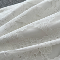 Robe longue décontractée élégante pour femme en dentelle blanche, coupe trapèze, manches longues, col rabattu, ceinture et boutons décoratifs, idéale pour les fêtes et le quotidien