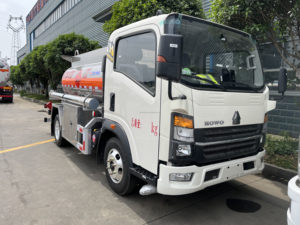 รถบรรทุกน้ำมัน Sinotruk HOWO 4x2 ขนาด 3000 ลิตร 3 คิว ตู้บรรทุกน้ำมันอะลูมิเนียมอัลลอยน้ำหนักเบา พร้อมปั๊มจ่ายน้ำมัน - Product Image 2