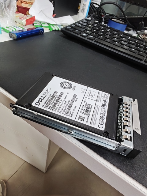 High-Performance 7.68TB 24Gb/s SAS 2.5'' Enterprise SSD for Servers and Data Centers 7.68T