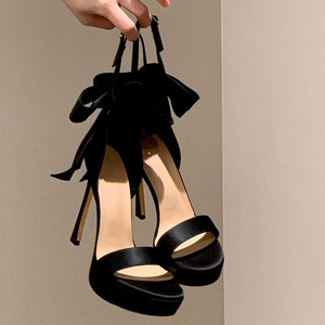 รองเท้าส้นสูงแบบเปิดนิ้วเท้า สายรัดเส้นเดียว ประดับโบว์ผูกเชือก แฟชั่นฤดูร้อนปี 2026 รองเท้าผู้หญิงผ้าไหมส้นสูง - Product Image 1