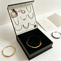 Boîte rigide de style livre noir mat personnalisée avec laminage mat et doublure en éponge pour une présentation élégante de bijoux en cadeau