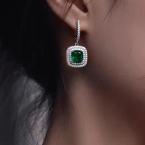 Pendientes de Lujo de Oro Blanco con Esmeraldas y Diamantes, Corte Cojín, Color D, Naturales, Certificados por GIA, Joyería para Mujer, para Boda - Product Image 5