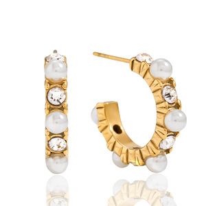 Boucles d'oreilles Huggie en forme de couronne avec incrustation de perles et de zircons blancs en acier inoxydable pour un usage quotidien - Product Image 5