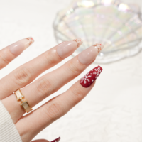 Uñas Postizas Navideñas con Diseño de Copo de Nieve Rojo y Reno, Uñas Postizas Color Rosa Nude en Forma de Ataúd