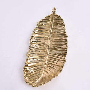 Plat <span class=keywords><strong>de</strong></span> service <span class=keywords><strong>de</strong></span> dîner fait à la main plat en grès <span class=keywords><strong>de</strong></span> luxe, feuilles <span class=keywords><strong>de</strong></span> banane dorées plateaux <span class=keywords><strong>de</strong></span> service décoratifs - Product Image 6