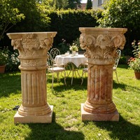Colonne romaine moderne en marbre naturel rouge massif pour jardin extérieur et escalier