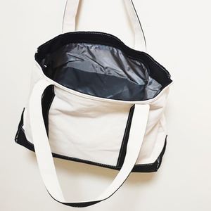Sac fourre-tout en toile de coton écologique personnalisé avec logo, options de couleur et de taille, imprimé en sérigraphie pour un usage quotidien - Product Image 2