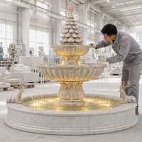 Fontaine de Noël en marbre blanc naturel pour l'extérieur avec un sommet en forme d'étoile et un renne pour la décoration de cour de villa de luxe