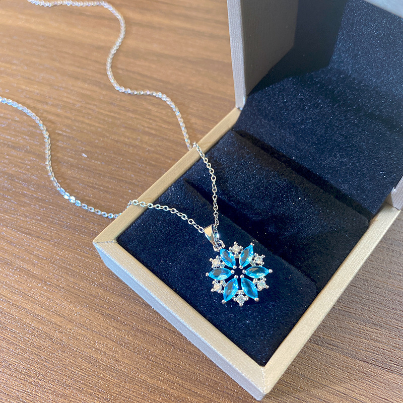 Flocon de neige en zircon cristal bleu argenté D06