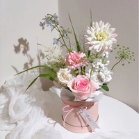 Petits coffrets cadeaux ronds de luxe à fleurs roses en papier carton avec impression florale en relief pour les cadeaux de mariage et de fête des mères