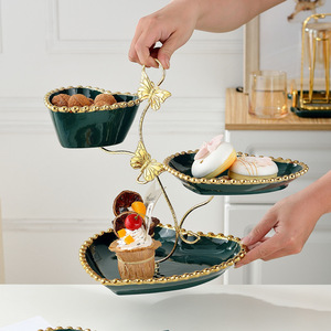 Soporte de cerámica para pastel de boda, soporte de pastel de 3 niveles con forma de corazón de estilo europeo para postres y magdalenas, con borde dorado - Product Image 3