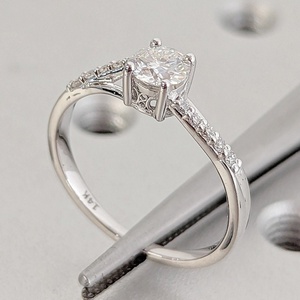 Anillo de Compromiso con Diamante Cultivado en Laboratorio, Corte Redondo, 3 Quilates, Engaste <span class=keywords><strong>Catedral</strong></span>, Oro Sólido de 10K/14K/18K, Certificado IGI, CVD/HPHT, Personalizado - Product Image 1