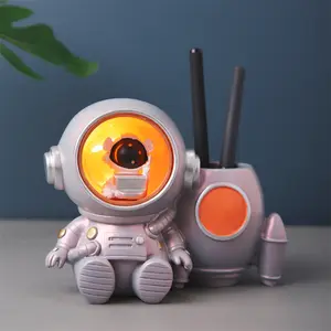 Hiasan kantor Modern Kreatif Desktop ornamen Putih Hitam Spaceman menghemat Pot cahaya mewah wadah pena Resin