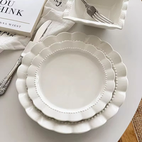 Ensemble d'assiettes en céramique de forme florale, design perlé, assiettes à dîner blanches pour événements