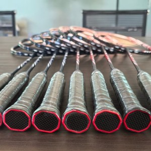 Vente en gros de raquettes de badminton 100ZZ 4U ultra-légères 80-84g non cordées |   46T Fibre de carbone polyvalente |   Usine de fabrication de raquettes personnalisées OEM - Product Image 4