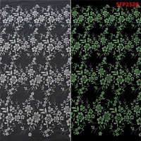 Nouveau tissu en dentelle brodée de fleurs 3D blanc de luxe avec paillettes, tissu fluorescent pour robe de soirée pour femmes
