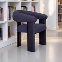 Chaise de salle à manger de luxe haut de gamme en bois massif couleur crème avec accoudoirs rembourrés en velours, conçue pour les halls d'hôtel