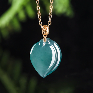 Pendentif en émeraude naturelle bleue en forme d'eau, serti d'or 18 carats et avec un pendentif en jadéite de qualité glace. - Product Image 2