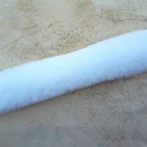 Abrigo de piel de conejo real tejido con moscas blancas - Product Image 2