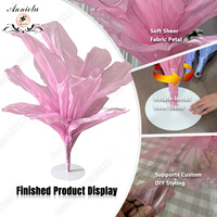 Grande fleur sculpturale géante en tissu ANNIELU, rose vif en organza, pour décoration de mariage, de scène, de banquet et d'allée.