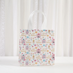 Collection de sacs cadeaux pour la célébration de l'Eid, 4 designs élégants en blanc ornés de détails dorés scintillants représentant des châteaux et des fleurs, Ramadan - Product Image 3