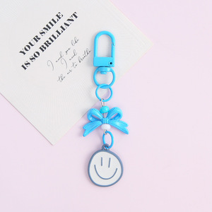 Porte-clés en plastique avec visage souriant mignon, breloque nœud, pendentif mousqueton multicolore, léger, style Kawaii - Product Image 3