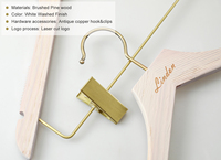 Cintre en bois de pin blanchi certifié FSC LINDON, avec logo personnalisé et accessoires en cuivre antique