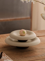 Plat de présentation en céramique Crater Rim sur piédestal foncé avec centre encastré, pour pâtisserie, porte-encens, petit et grand, décoration minimaliste pour la maison