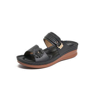 La fábrica está vendiendo las nuevas pantuflas estilo plataforma al por mayor. Estas sandalias de exterior son modernas y cómodas para damas. - Product Image 1