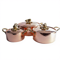 Ensemble de casseroles classiques en cuivre martelé avec des boutons de couvercle en acier inoxydable ornés pour le service en cuisine et la présentation de buffet