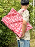 Sac fourre-tout en toile camouflage à ouverture supérieure avec deux poignées en tissu et logo personnalisé pour les cadeaux de box d'abonnement de vêtements de fitness