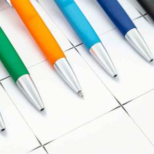 Stylo bille promotionnel en plastique personnalisé avec revêtement en caoutchouc, stylo publicitaire à toucher doux, logo personnalisé accepté - Product Image 3