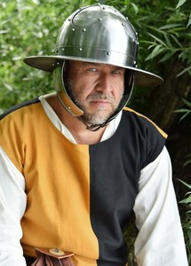 Casque médiéval en acier avec protège-joues, casque de chevalier, armure de style européen, protection historique de la tête, portable pour musée - Product Image 2