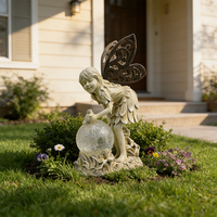 Lumière solaire de jardin féerique sculptée en résine avec globe lumineux - Statue de fée d'extérieur avec ailes métalliques