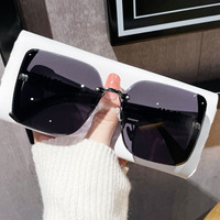 Nouvelles Lunettes de Soleil Unisexe Tendance 2026 UV400 de Haute Qualité Marque KM Monture Carrée en Titane à Bordure Complète Verres PC Fine Flash Rouge