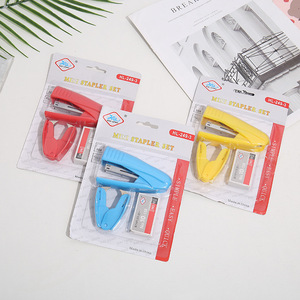 Los fabricantes suministran directamente <span class=keywords><strong>la</strong></span> grapadora pequeña y el removedor de grapas 10 grapas Oficina Escuela Papelería Mini Staper Set - Product Image 2