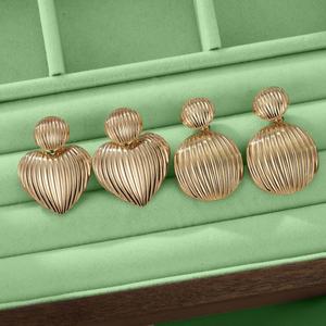 Pendientes Largos de Mujer, Elegantes y Modernos, Chapados en Oro, Diseño Geométrico Simple, Versátil y Creativo, Estilo Europeo Americano - Product Image 4