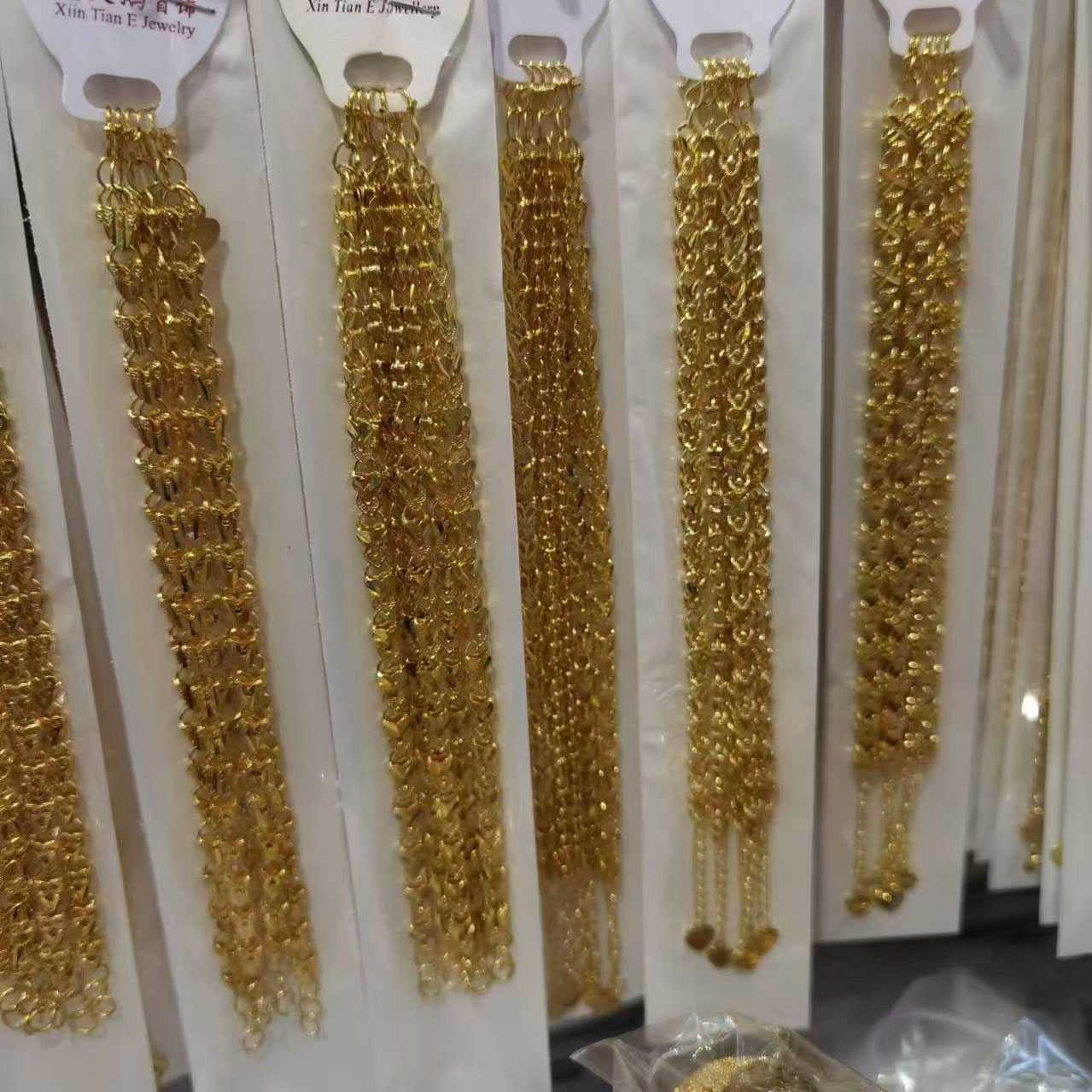 スタイリッシュでユニークなサウジアラビアの金のブレスレットの