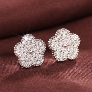 Orecchini E4527 in Oro Bianco con Diamanti Taglio Brillante Rotondo, Stile Classico da Sposa per Donna, Diamanti Naturali Colore D - Product Image 3