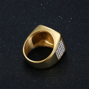 Bague carrée en acier inoxydable plaqué or avec lettres serties de diamants, style punk - Product Image 4