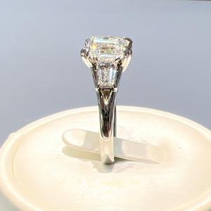 3.08カラット IGI EVVS アッシャーカット ラボダイヤモンドリング アンティークアッシャーカット CVDダイヤモンド トリロジーリング カスタムCVDアッシャーエンゲージメントリング - Product Image 3