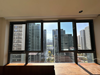 Ventana Abatible de Aluminio con Apertura de 180 Grados, Aislamiento Térmico y Acústico, Estilo Moderno Minimalista para Balcones